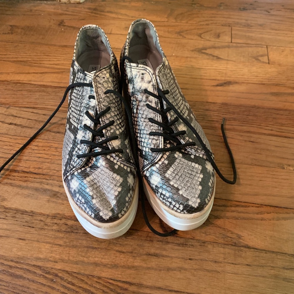 Steve Madden Lace Up Snakeskin Oxfords